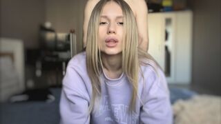 Nastolatek blond bomba pokazuje jego ciało i pomaga jego przyjaciel cieszyć się nim po hot fuck
