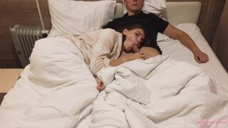Atrakcyjna nastolatka ssie kutasa oglądając filmy w domu