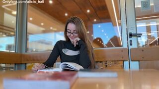 Blondynka uwodzenie biblioteki - dziki obciąganie między półkami