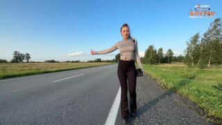 Gorąca suka w ciasnych legginsach pokazuje jej cycki i dupa, płaci seks na przejażdżkę