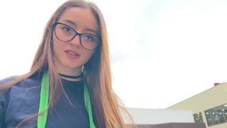 Córka kawiarni ssie mi jaja w samochodzie