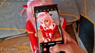 Pomogła jej cosplay współlokatorce robić zdjęcia i pieprzyć jej małe cipki