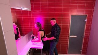 Prawdziwy seks w nocnym klubie i to w publicznych WC