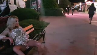 Szalony rosyjski dziewczyna masturbuje się i sikanie na ulicy publicznej