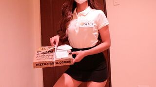 Pinaya pizza dziewczyna jest zerżnięta przez kupca