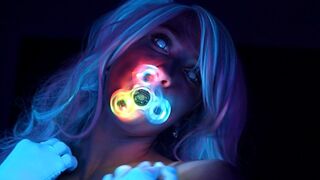 Neon błyszcząca nastolatka uwodzi swojego kutasa swoim idealnym ciałem