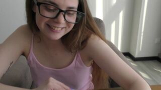 Naughty teen bookworm uczy się anatomii na prawdziwy wielki kutas! W wieku 18 lat