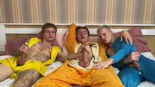 Gorące pieprzenie pidżama party między chłopakami