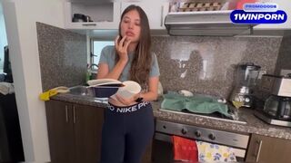 Moja podekscytowana blondynka sąsiad prosi ją o masaż wideo dla jej kochanka
