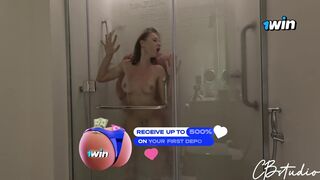 Mój tata zawsze wchodzi do łazienki, kiedy biorę prysznic