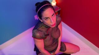 Lana Cohen mills rucha się z dildem podczas noszenia wtyczki do dupy