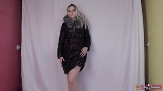 Dziewczyna uwodzicielski taniec w grubym płaszczu