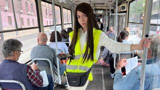 Dziewczyna kierowca autobusu zmienia swoje życie i pieprzy pasażera