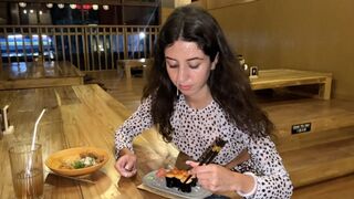 Podobała mi się jego twarz w piwnicy dziewczyny, jedząc słodką twarz na sushi