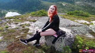 Nastolatek czerwony dziewczyna masturbuje się w górach orgia