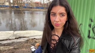 Spermafresh dziewczyna chodzi w parku z gorącym rozpryskiem na twarzy