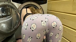 Sexy dziewczyna dostaje utknął w pralce i dostaje jej Dick anny Walker