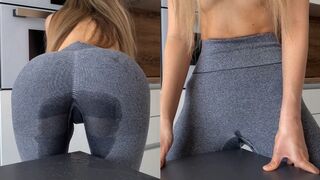 Nastolatek dziewczyna szoruje się dziko przy stole podczas jej legginsy są pełne kobiecy