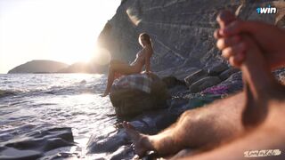 Fuckflash na plaży nudystów: dziewczyna cudzoziemca pomógł cieszyć