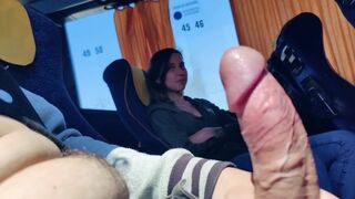 Obcy nastolatek ssie faceta w autobusie