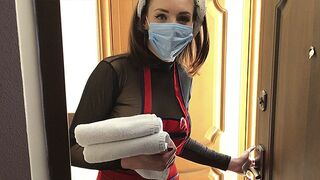 Pokojówka wraca do starego hotelu ze swoimi wielkimi piersiami