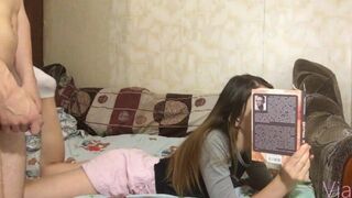 Czekał aż odłoży książkę i zerżnął ją - Via Hub