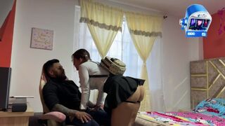 Jestem sam z seksowną dziewczyną mojego brata, i będziemy się pieprzyć bez gumy, i przyjdę w jego cipce