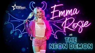 Neon demon błaga o fiuta z jego wielkimi zielonymi oczami
