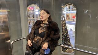 Niebezpieczne obciąganie na drodze i w męskiej WC w centrum handlowym - publicznie!