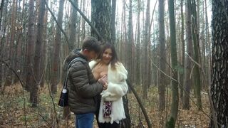 Gorące mleczaki zwijają się w jesiennym lesie i odstrzelają sobie usta
