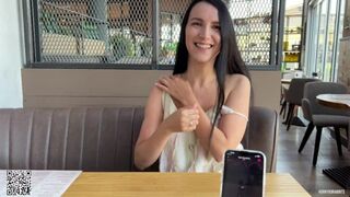 Eva cieszy się publiczną restauracją ze swoim kochankiem Ferri zdalnie sterowanym wibratorem