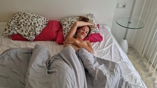 Gorący facet pieprzy żonę swojego kumpla po tym jak go nie ma i robi mu filmik