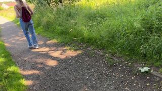 Bezwstydna nastolatka przyłapuje mnie na biciu mojego fiuta, a ona knuje dzikie rzeczy