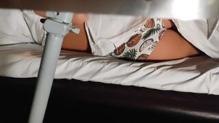 W pociągu publicznie pieprzy swojego żonatego partnera, udając producenta