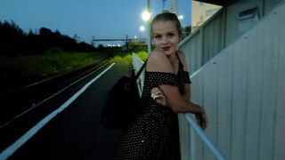 Gorąca blondynka, czeka na pociąg, dostaje wielkiego kutasa i strzela jej cipkę publicznie