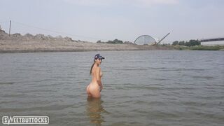 Kąpie się nago w rzece i labirynt na plaży