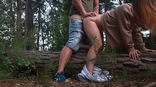 Obcy pieprzy go w sklepie z psami po tym jak obciągam mu w lesie