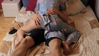 Mostoha mama złapała swojego pasierba z porno i pomógł jej cieszyć się nim szybko