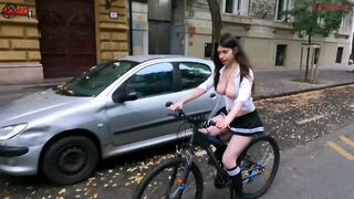 I flash moje cipki i piersi podczas jazdy na ulicach Budapesztu - Dollscult