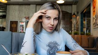 Zdalne sterowanie wibratorem w zatłoczonej kawiarni - Letty black