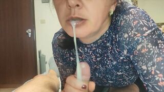 Nie mów nikomu! Gorąca mamuśki macocha z loda pomaga jej pasierb i dostaje się do jej ust