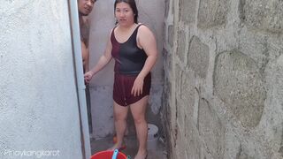 Filipina dziewczyna w łazience, ciężko przejebane