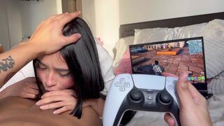 Moja gorąca przyrodnia siostra nie pozwala mi bawić się z Fortnite i spryskać mnie