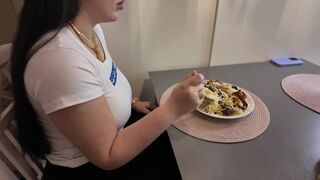 Gorąca 20-letnia dziewczyna rucha się na pierwszej randce