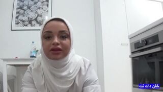 Arabska dojrzała dzwoni do chłopaka swojego pasierba, żeby się zerżnąć, kiedy jest w pracy