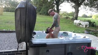 Namiętny na zewnątrz kurwa w gorące jacuzzi na weekend stodoły