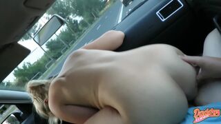 Ma gorącą blondynkę w samochodzie