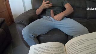 Syn bezczelnego pasierba! Podczas gdy macocha czyta, ogląda porno i bije jej kutasa