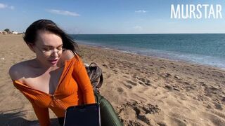 Suka zaczęła grać w interaktywne gry i ssała na plaży