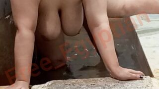 Nocny seks z egipską kobietą w łazience z głośnymi jękami